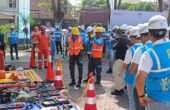 Pengecekan perlengkapan personel dalam inspection day yang diadakan oleh PLN untuk memperingati K3 Nasional di Surabaya, Jumat (2/2/1/2024). Foto: Risky suarasurabaya.net