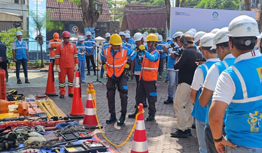 Pengecekan perlengkapan personel dalam inspection day yang diadakan oleh PLN untuk memperingati K3 Nasional di Surabaya, Jumat (2/2/1/2024). Foto: Risky suarasurabaya.net