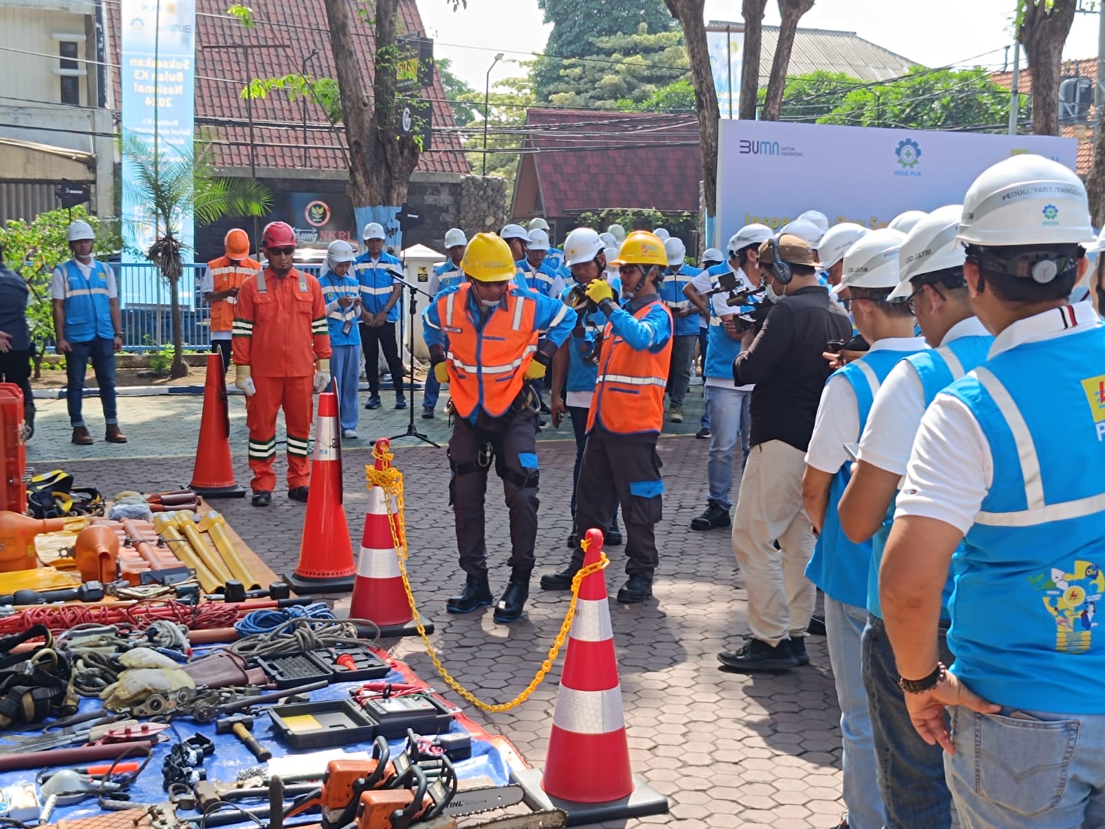 Pengecekan perlengkapan personel dalam inspection day yang diadakan oleh PLN untuk memperingati K3 Nasional di Surabaya, Jumat (2/2/1/2024). Foto: Risky suarasurabaya.net