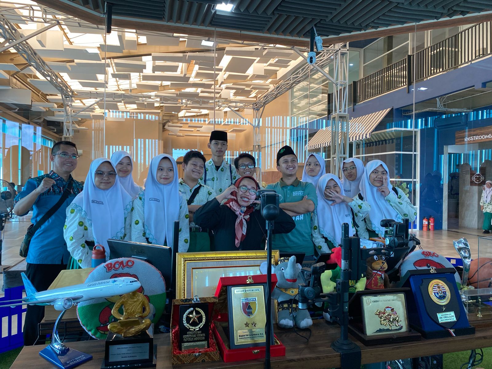 Sejumlah siswa dari SMP dan SMA Khadijah Surabaya bersama Ananda Maharani penyiar Radio Suara Surabaya pada Sabtu (3/2/2024). Foto: Azwa magang suarasurabaya.net