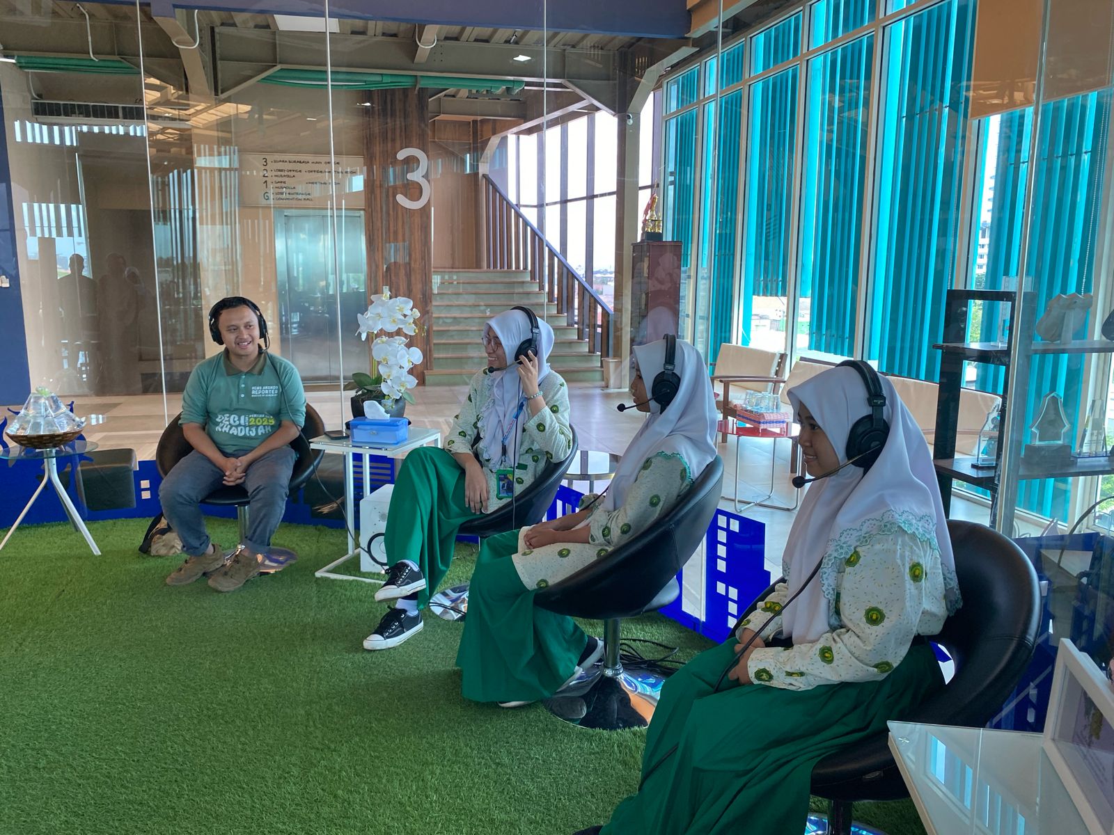 Perwakilan guru dan siswa daro SMP dan SMA Khadijah Surabaya berkesempatan mengudara di Radio Suara Surabaya pada Sabtu (3/2/2024). Foto: Azwa magang suarasurabaya.net