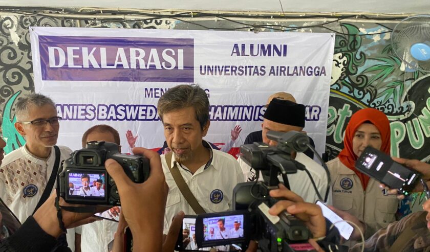 Achmad Hariyono Ketua Aliansi Alumni Unair untuk Perubahan saat diwawancarai media di Surabaya, Sabtu (3/2/2024). Foto: Meilita suarasurabaya.net