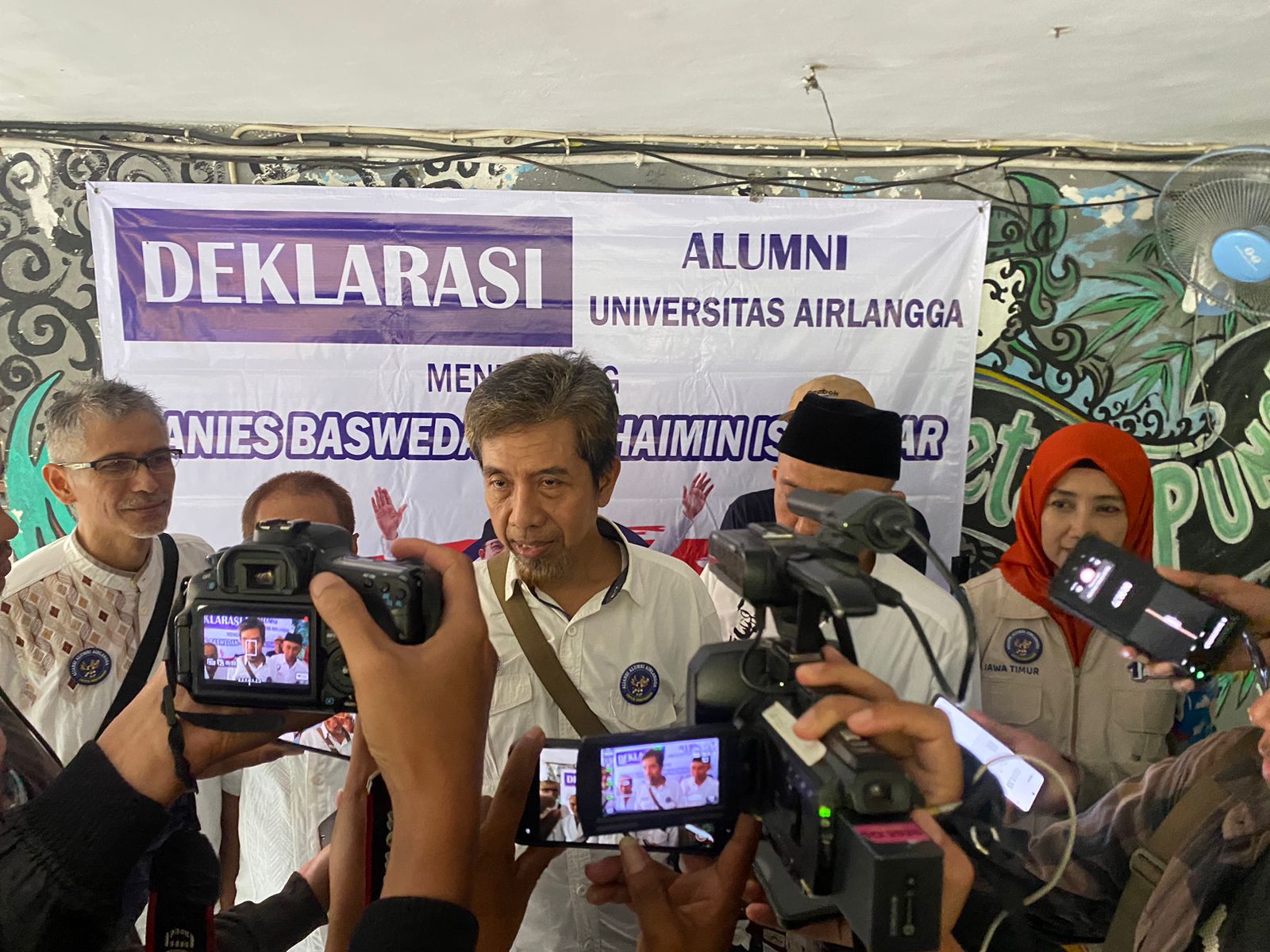 Achmad Hariyono Ketua Aliansi Alumni Unair untuk Perubahan saat diwawancarai media di Surabaya, Sabtu (3/2/2024). Foto: Meilita suarasurabaya.net