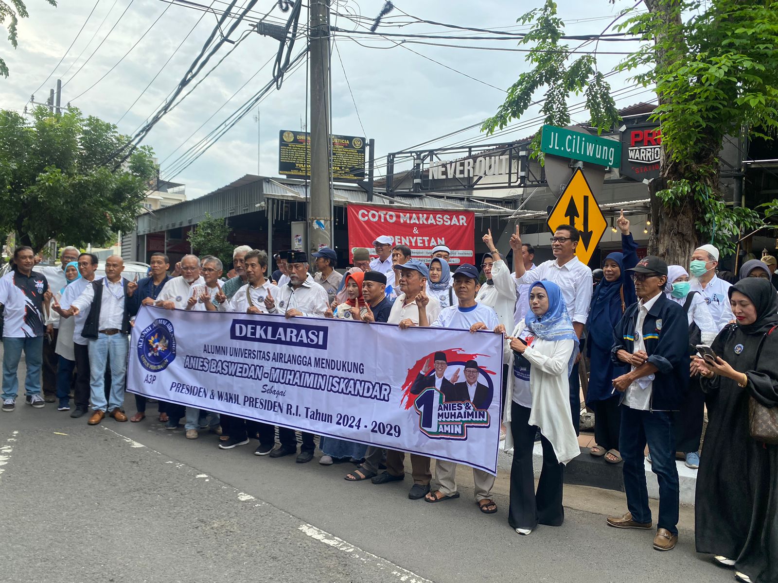 Puluhan alumni Unair nyatakan dukungan untuk paslon nomor urut satu, Anies Baswedan dan Muhaimin Iskandar, Sabtu (3/2/2024). Foto: Meilita suarasurabaya.net