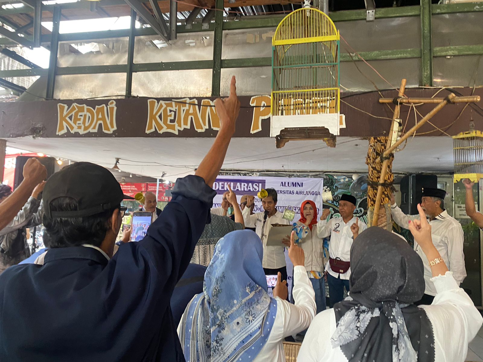 Puluhan alumni Unair nyatakan dukungan untuk paslon nomor urut satu, Anies Baswedan dan Muhaimin Iskandar, Sabtu (3/2/2024). Foto: Meilita suarasurabaya.net