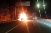 Mobil Land Cruise terbakar di KM 14A Tol Gunungsari arah Waru pada Minggu (4/2/2024) subuh. Foto: Senkom Jasa Marga