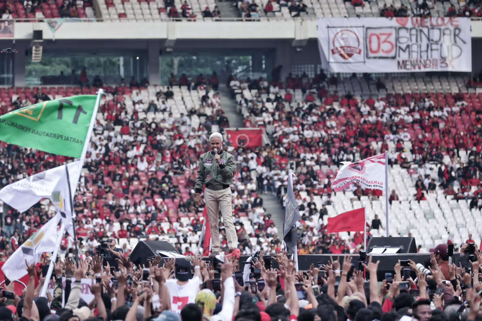 Ganjar Pranowo Capres nomor urut tiga saat berpidato di kampanye akbar hajatan rakyat di Stadion Utama Gelora Bung Karno, Jakarta, Sabtu (3/2/2024). Foto: Faiz Fadjarudin suarasurabaya.net