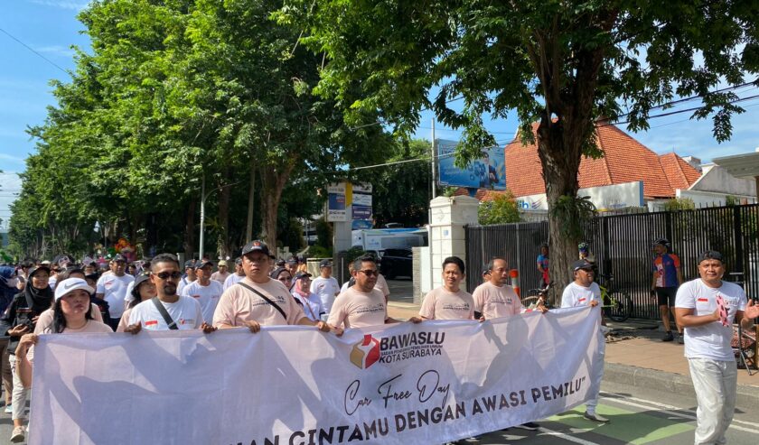 Pimpinan dan komisioner Bawaslu Surabaya beserta Panwascam longmarch sosialisasi mengajak masyarakat ikut memgawasi Pemilu, Minggu (4/2/2024). Foto: Meilita suarasurabaya.net