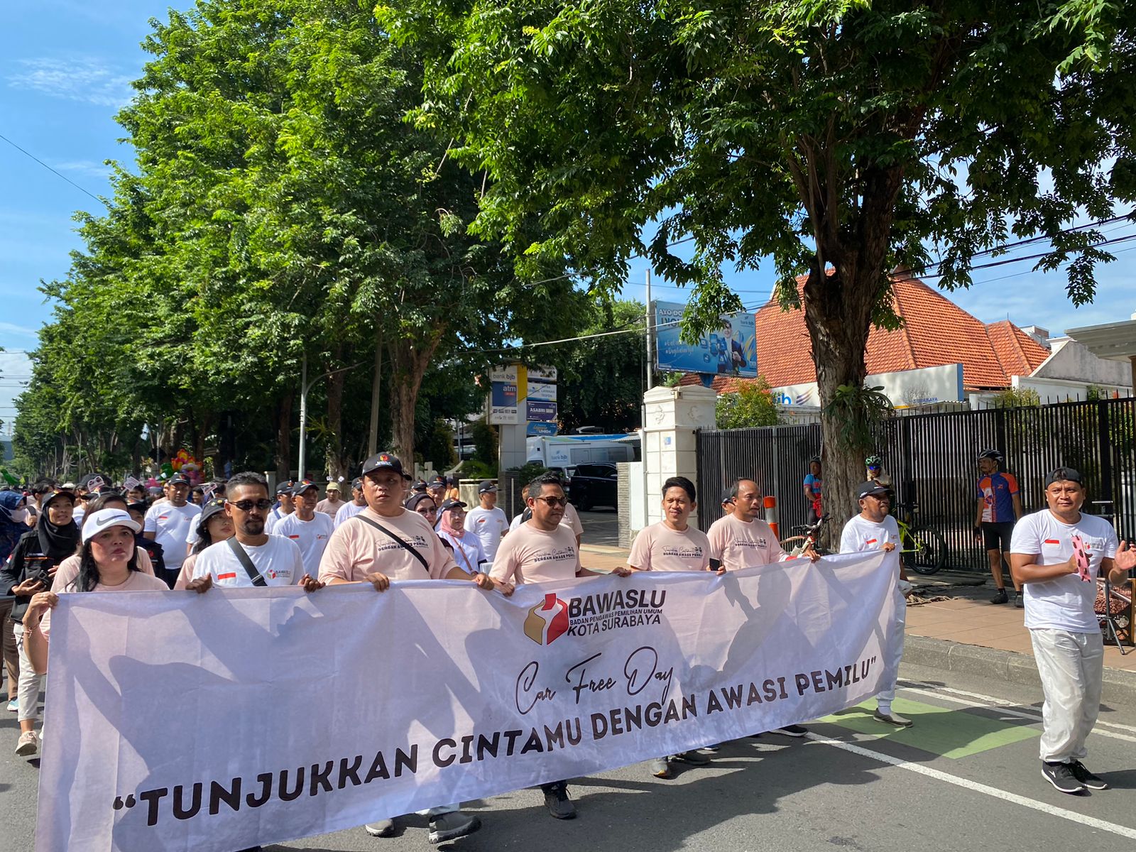 Pimpinan dan komisioner Bawaslu Surabaya beserta Panwascam longmarch sosialisasi mengajak masyarakat ikut memgawasi Pemilu, Minggu (4/2/2024). Foto: Meilita suarasurabaya.net