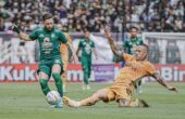 Robson Duerte pemain Persebaya Surabaya berebut bola dengan Radja Nainggolan penggawa Bhayangkara FC di Stadion Gelora Bung Tomo (GBT), Minggu (4/2/2024) sore. Foto: Persebaya