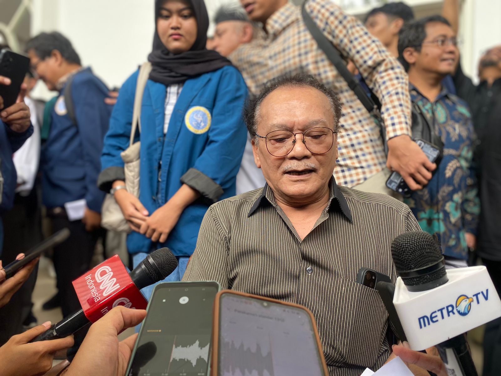 Prof Hotman Siahaan Guru Besar Sosiologi Fakultas Ilmu Sosial dan Ilmu Politik (FISIP) Unair saat diwawancarai usai menyatakan sikap demokrasi, Senin (5/2/2024). Foto: Meilita suarasurabaya.net