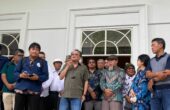 Prof Hotman Siahaan Guru Besar Sosiologi Fakultas Ilmu Sosial dan Ilmu Politik (FISIP) Unair saat memimpin pernyataan sikap demokrasi, Senin (5/2/2024). Foto: Meilita suarasurabaya.net