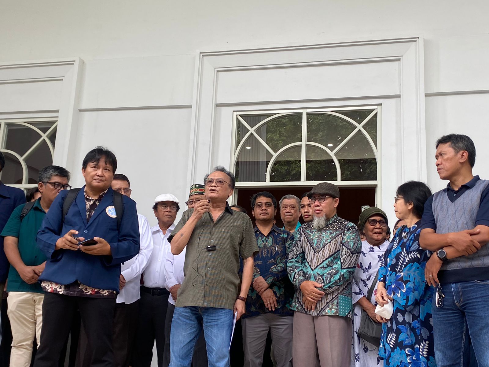 Prof Hotman Siahaan Guru Besar Sosiologi Fakultas Ilmu Sosial dan Ilmu Politik (FISIP) Unair saat memimpin pernyataan sikap demokrasi, Senin (5/2/2024). Foto: Meilita suarasurabaya.net