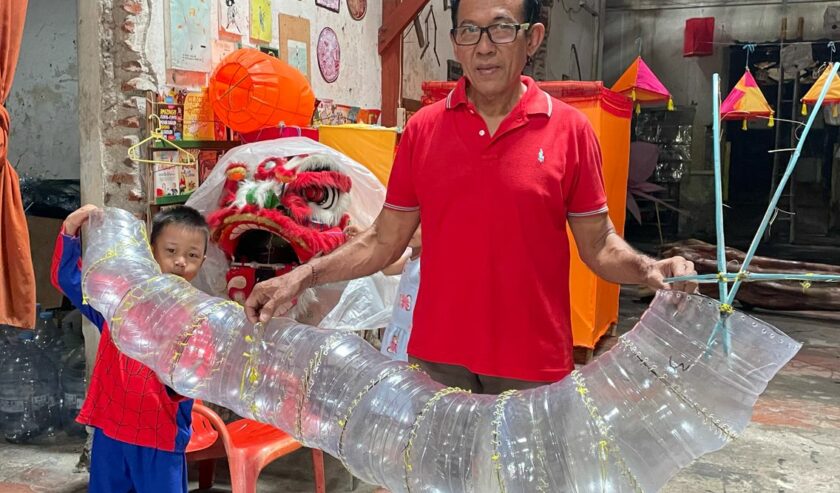 Suseno pengurus Kampung Tambak Bayan menunjukkan kerangka ornamen naga yang terbuat dari galon bekas, pada Senin (5/2/2024). Foto: Iqbal Firmansyah magang suarasurabaya.net