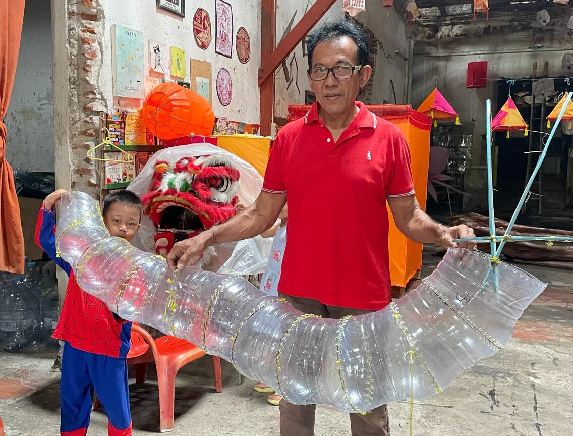 Suseno pengurus Kampung Tambak Bayan menunjukkan kerangka ornamen naga yang terbuat dari galon bekas, pada Senin (5/2/2024). Foto: Iqbal Firmansyah magang suarasurabaya.net