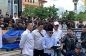 Asadur Rahman Muhammad Koordinator aksi Sabda Airlangga mewakili Ksatria Muda Airlangga sata menyatakan sikap demokrasi di Unair, Senin (5/2/2024). Foto: Meilita suarasurabaya.net