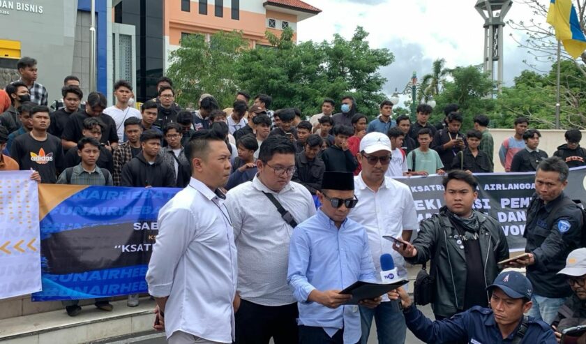 Asadur Rahman Muhammad Koordinator aksi Sabda Airlangga mewakili Ksatria Muda Airlangga sata menyatakan sikap demokrasi di Unair, Senin (5/2/2024). Foto: Meilita suarasurabaya.net