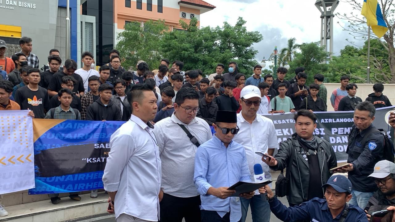 Asadur Rahman Muhammad Koordinator aksi Sabda Airlangga mewakili Ksatria Muda Airlangga sata menyatakan sikap demokrasi di Unair, Senin (5/2/2024). Foto: Meilita suarasurabaya.net