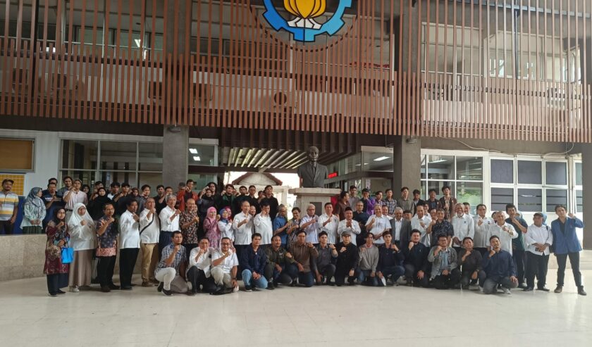 Civitas academica dan alumni ITS Surabaya melakukan pernyataan sikap soal kondisi demokrasi Indonesia saat ini di depan Plaza Dr. Angka Nitisastro, Senin (5/2/2024). Foto: Risky suarasurabaya.net