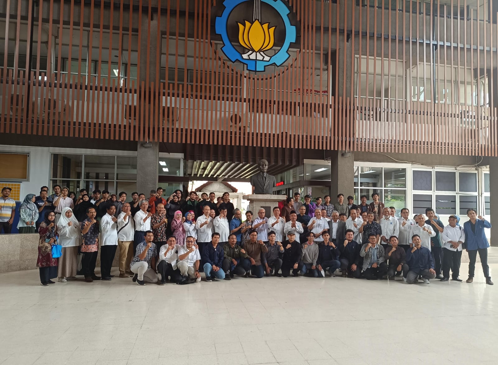 Civitas academica dan alumni ITS Surabaya melakukan pernyataan sikap soal kondisi demokrasi Indonesia saat ini di depan Plaza Dr. Angka Nitisastro, Senin (5/2/2024). Foto: Risky suarasurabaya.net