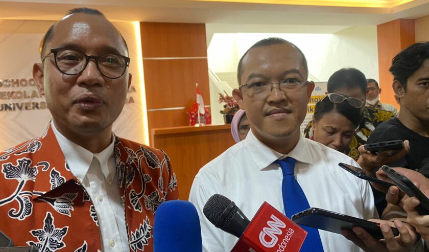 Kiri ke kanan: Prof Suparto Wijoyo Wakil Direktur 3 Pascasarjana Unair dan Prof Badri Munir Sukoco Direktur Sekolah Pascasarjana Unair saat mengklarifikasi pernyataan sikap sekelompok orang di halaman pascasarjana Unair, Senin (5/2/2024). Foto: Meilita suarasurabaya.net