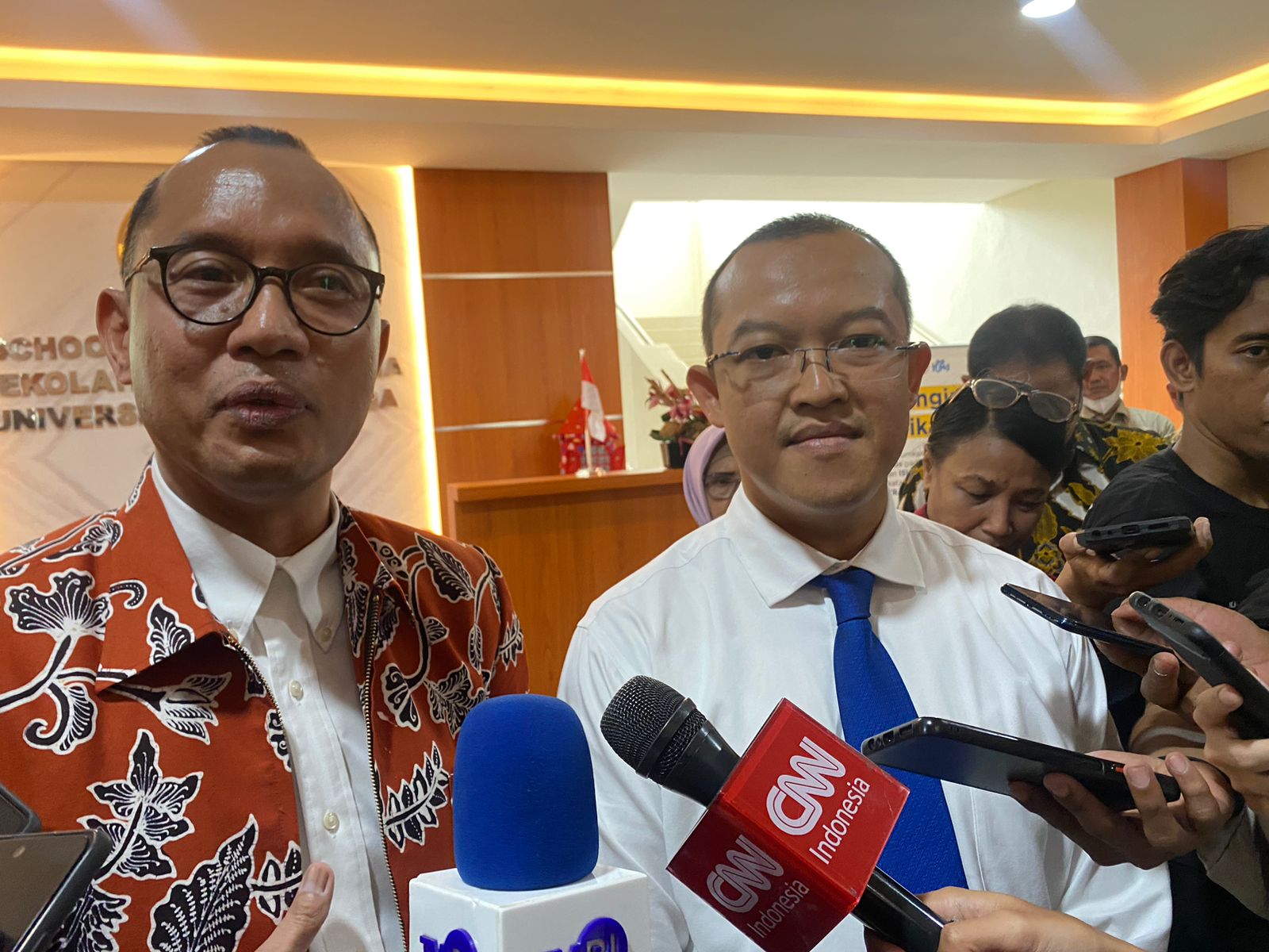 Kiri ke kanan: Prof Suparto Wijoyo Wakil Direktur 3 Pascasarjana Unair dan Prof Badri Munir Sukoco Direktur Sekolah Pascasarjana Unair saat mengklarifikasi pernyataan sikap sekelompok orang di halaman pascasarjana Unair, Senin (5/2/2024). Foto: Meilita suarasurabaya.net