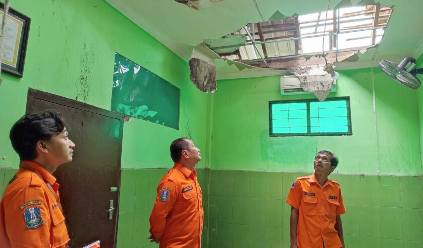Gatot Soebroto Kalaksa BPBD Jatim meninjau dampak kerusakan akibat angin kencang yang menerpa SDN Kedungwonokerto di Prambon, Sidoarjo, Senin (5/2/2024). Foto: BPBD Jatim