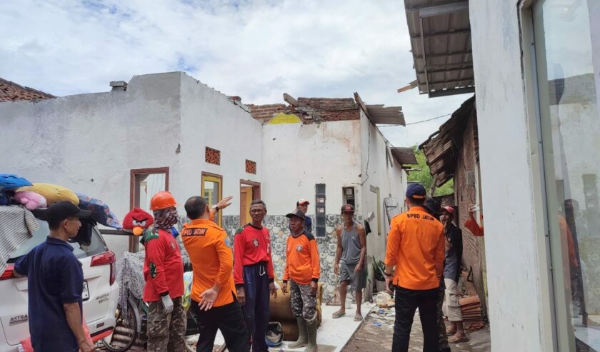 BPBD Jatim meninjau dampak kerusakan akibat angin kencang yang menerpa Desa Kedungwonokerto, Prambon, Sidoarjo pada Senin (5/2/2024). Foto: BPBD Jatim