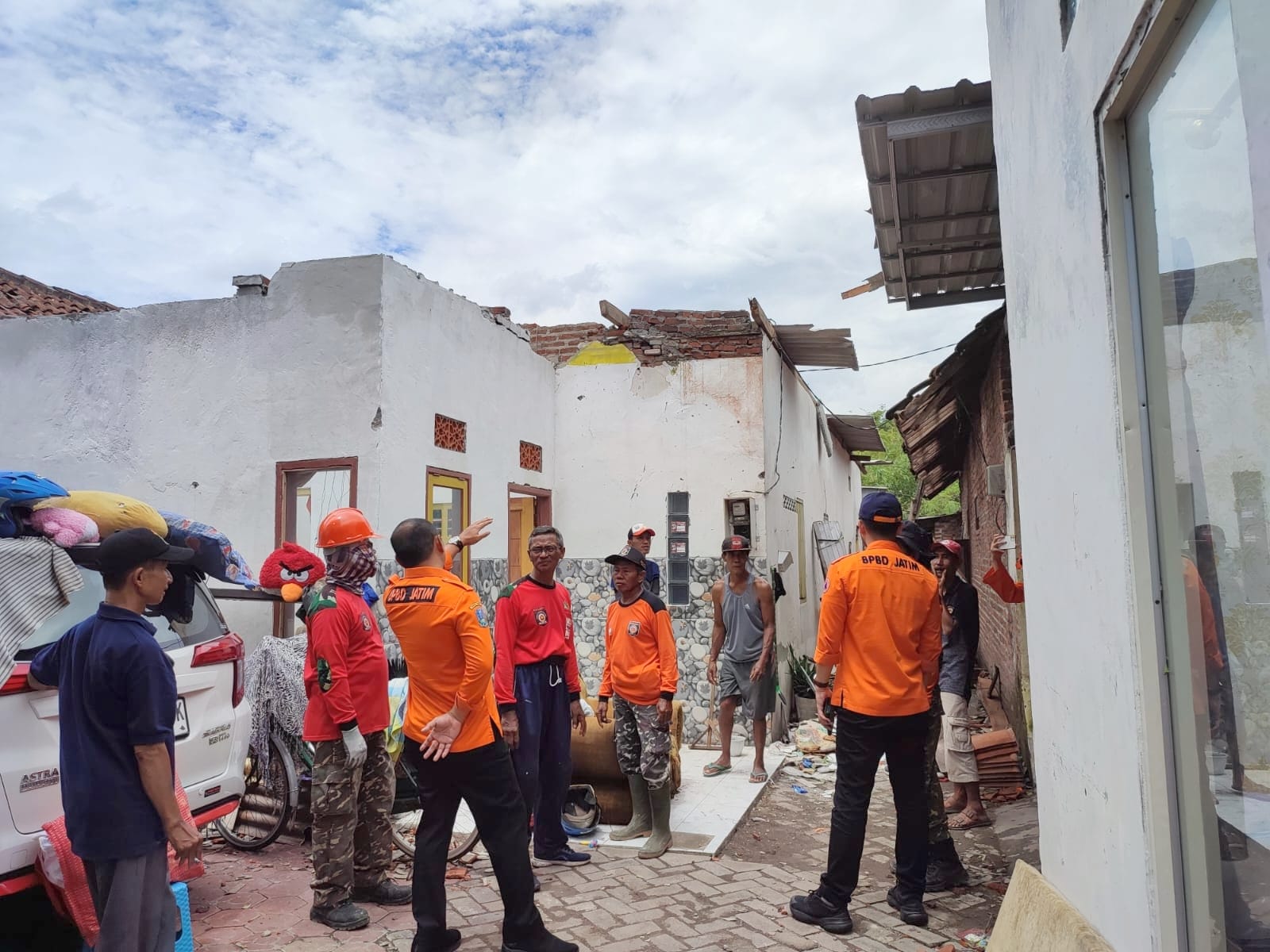 BPBD Jatim meninjau dampak kerusakan akibat angin kencang yang menerpa Desa Kedungwonokerto, Prambon, Sidoarjo pada Senin (5/2/2024). Foto: BPBD Jatim