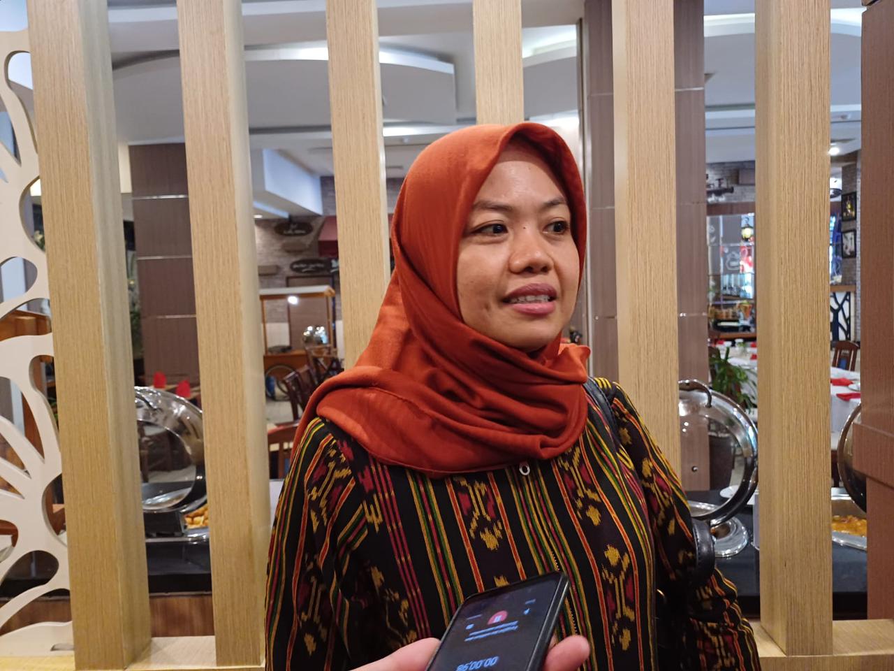 Dwi Endah Prasetyowati Kordiv Humas dan Data Informasi Bawaslu Jatim waktu ditemui di salah satu hotel di Surabaya, Senin (5/2/2024). Foto: Wildan suarasurabaya.net