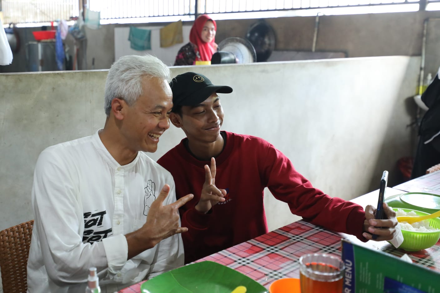 Ganjar Pranowo capres nomor urut tiga memenuhi permintaan foto bersama yang diminta pendukung Prabowo di rumah makan Terumbu Sultra di Jl. Syarifuddin Yoes No.22, Sepinggan, Kecamatan Balikpapan Selatan, Kota Balikpapan, Kalimantan Timur, Selasa (6/2/2024). Foto: Istimewa