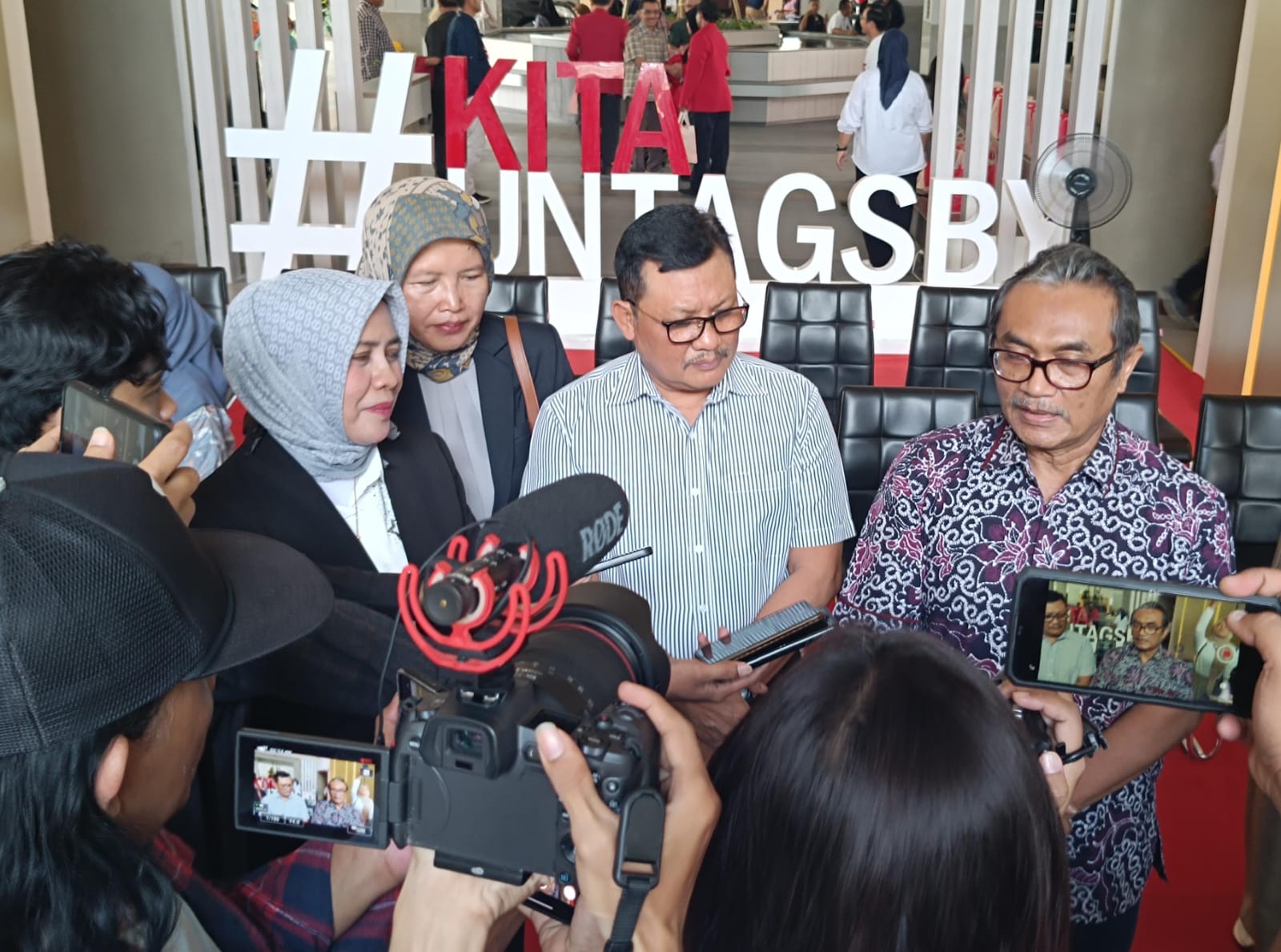 Andang Subaharianto (dari kanan) Sekjen Perguruan Tinggi Nasionalis Indonesia (Pertinasia) yang juga Rektor Universitas 17 Agustus 1945 (Untag) Banyuwangi, Mulyanto Nugroho Ketua Pertinasia yang juga merupakan Untag Surabaya dan Siti Marwiyah Wakil Ketua Pertinasia yang juga Rektor Universitas Dr. Soetomo (Unitomo) Surabaya seusai pernyataan sikap soal kondisi demokrasi di Indonesia, Untag Surabaya, Selasa (6/2/2024). Foto: Risky suarasurabaya.net