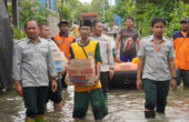 Gatot Soebroto Kalaksa BPBD Jatim saat meninjau lokasi banjir di Desa Kedungringin, Kecamatan Beji, Kabupaten Pasuruan, Selasa (6/2/2024). Foto: BPBD Jatim