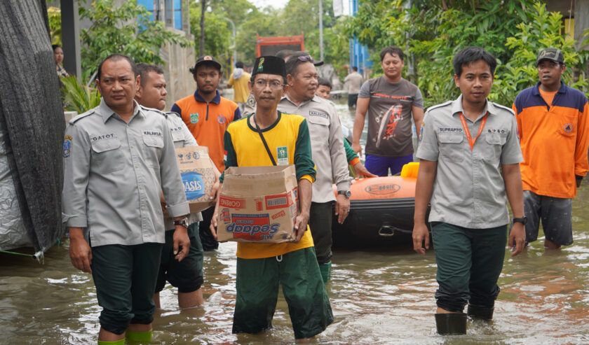 Gatot Soebroto Kalaksa BPBD Jatim saat meninjau lokasi banjir di Desa Kedungringin, Kecamatan Beji, Kabupaten Pasuruan, Selasa (6/2/2024). Foto: BPBD Jatim