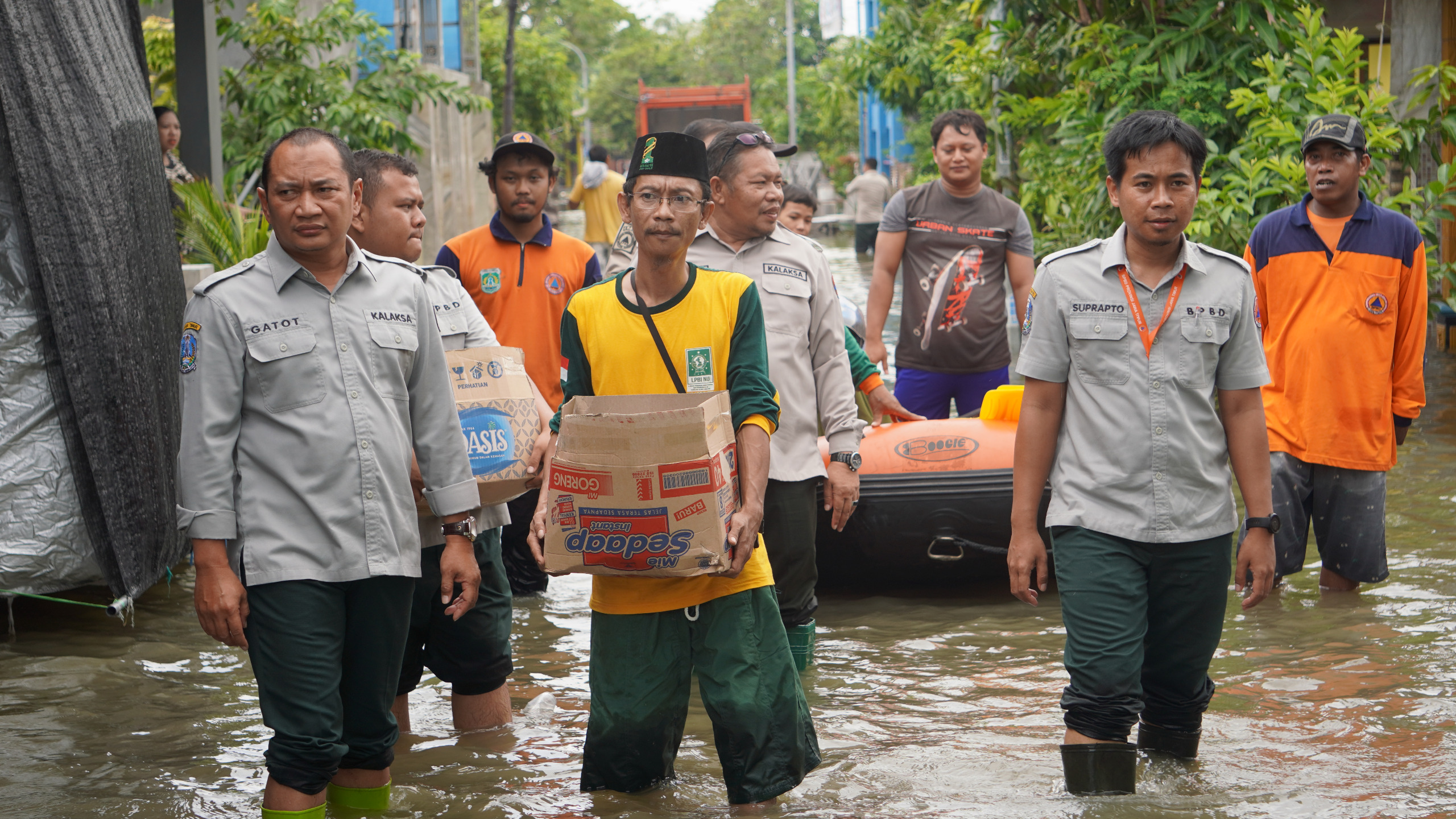 Gatot Soebroto Kalaksa BPBD Jatim saat meninjau lokasi banjir di Desa Kedungringin, Kecamatan Beji, Kabupaten Pasuruan, Selasa (6/2/2024). Foto: BPBD Jatim