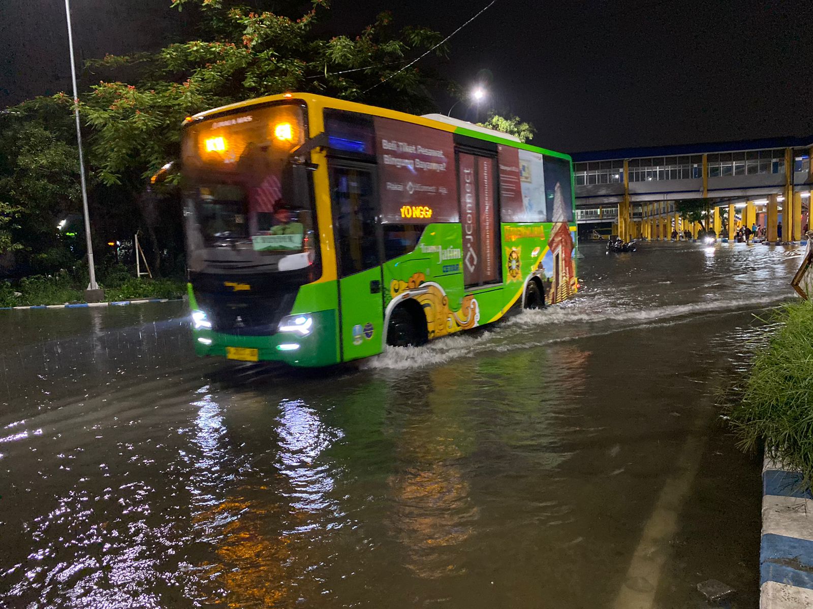 Genangan banjir memasuki area kios pedagang di Terminal Purabaya, Selasa (6/2/2024). Foto: Wildan suarasurabaya.net