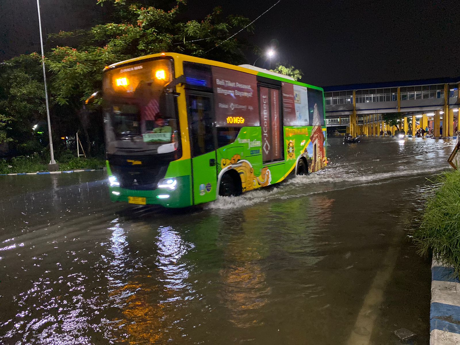 Genangan banjir memasuki area kios pedagang di Terminal Purabaya, Selasa (6/2/2024). Foto: Wildan suarasurabaya.net