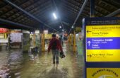 Bus Trans Jatim nampak melintasi genangan banjir di Terminal Bungurasih menuju pintu keluar, Selasa (6/2/2024). Foto: Wildan suarasurabaya.net