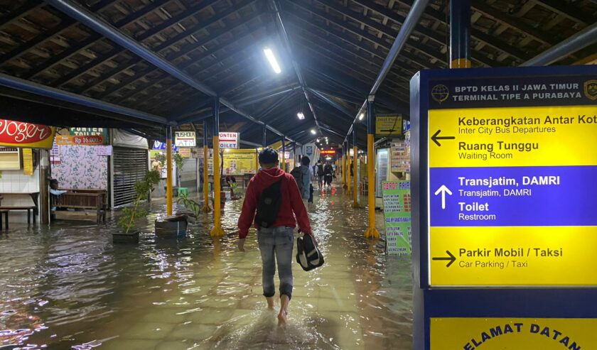 Bus Trans Jatim nampak melintasi genangan banjir di Terminal Bungurasih menuju pintu keluar, Selasa (6/2/2024). Foto: Wildan suarasurabaya.net