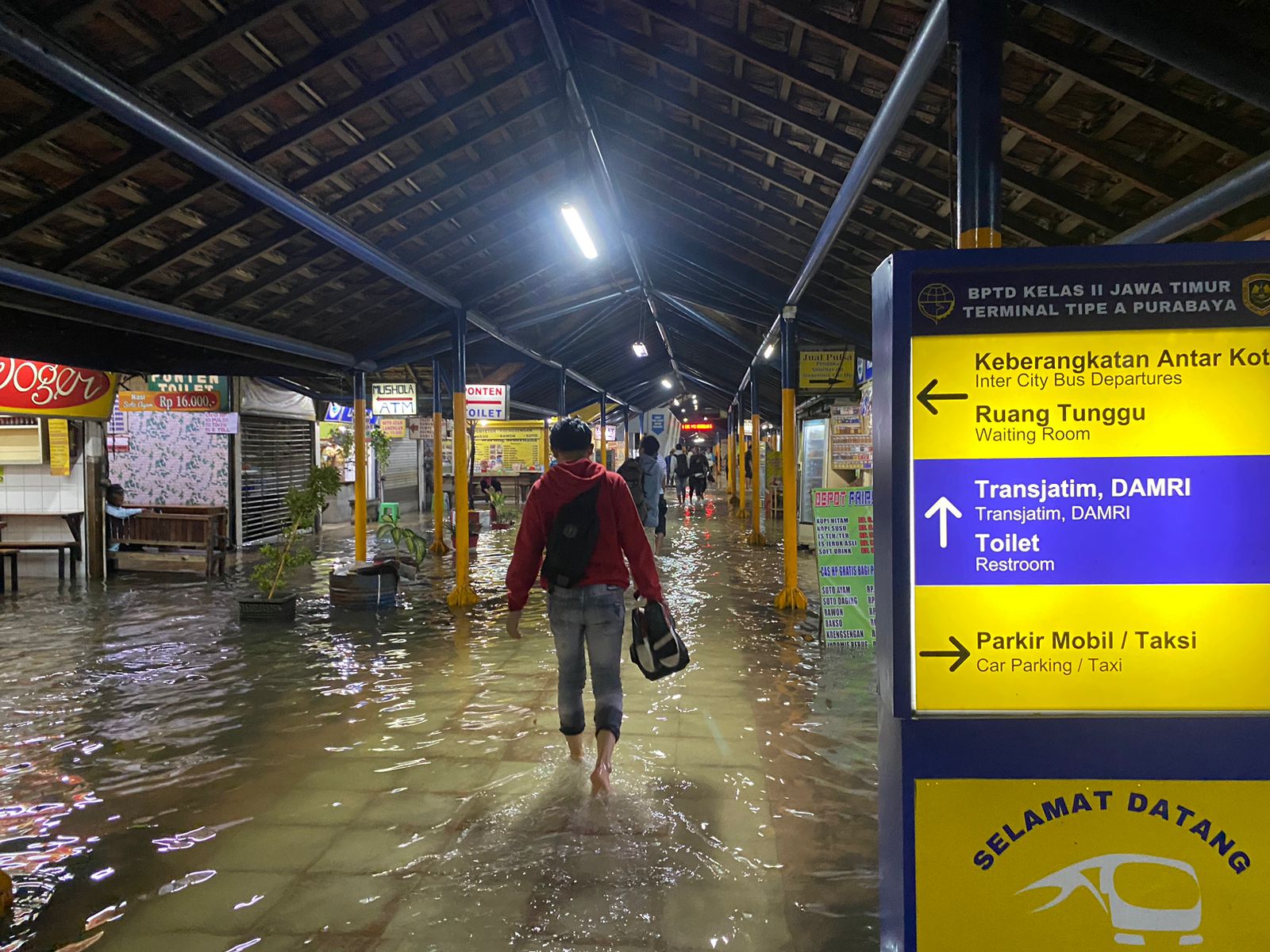 Bus Trans Jatim nampak melintasi genangan banjir di Terminal Bungurasih menuju pintu keluar, Selasa (6/2/2024). Foto: Wildan suarasurabaya.net