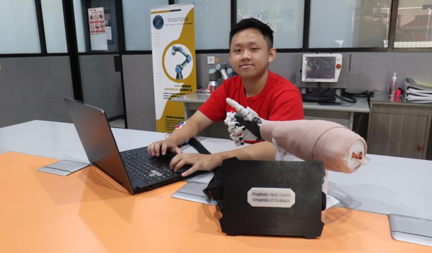 Mahasiswa Program Studi (Prodi) Teknik Elektro Fakultas Teknik Universitas Surabaya (Ubaya) berhasil mengembangkan sistem kontrol tangan prostetik dengan penerapan teknologi artificial intelligence (AI). Foto: Ubaya