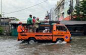 Kendaraan shuttle yang membantu mengangkut warga di kawasan Pepelegi menuju ke Jalan Raya Waru, Rabu (7/2/2024). Foto: Wildan suarasurabaya.net