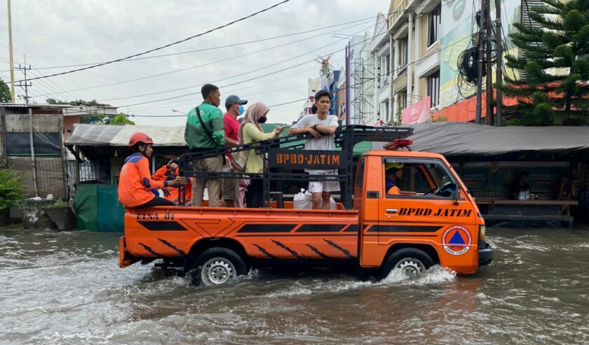 Kendaraan shuttle yang membantu mengangkut warga di kawasan Pepelegi menuju ke Jalan Raya Waru, Rabu (7/2/2024). Foto: Wildan suarasurabaya.net