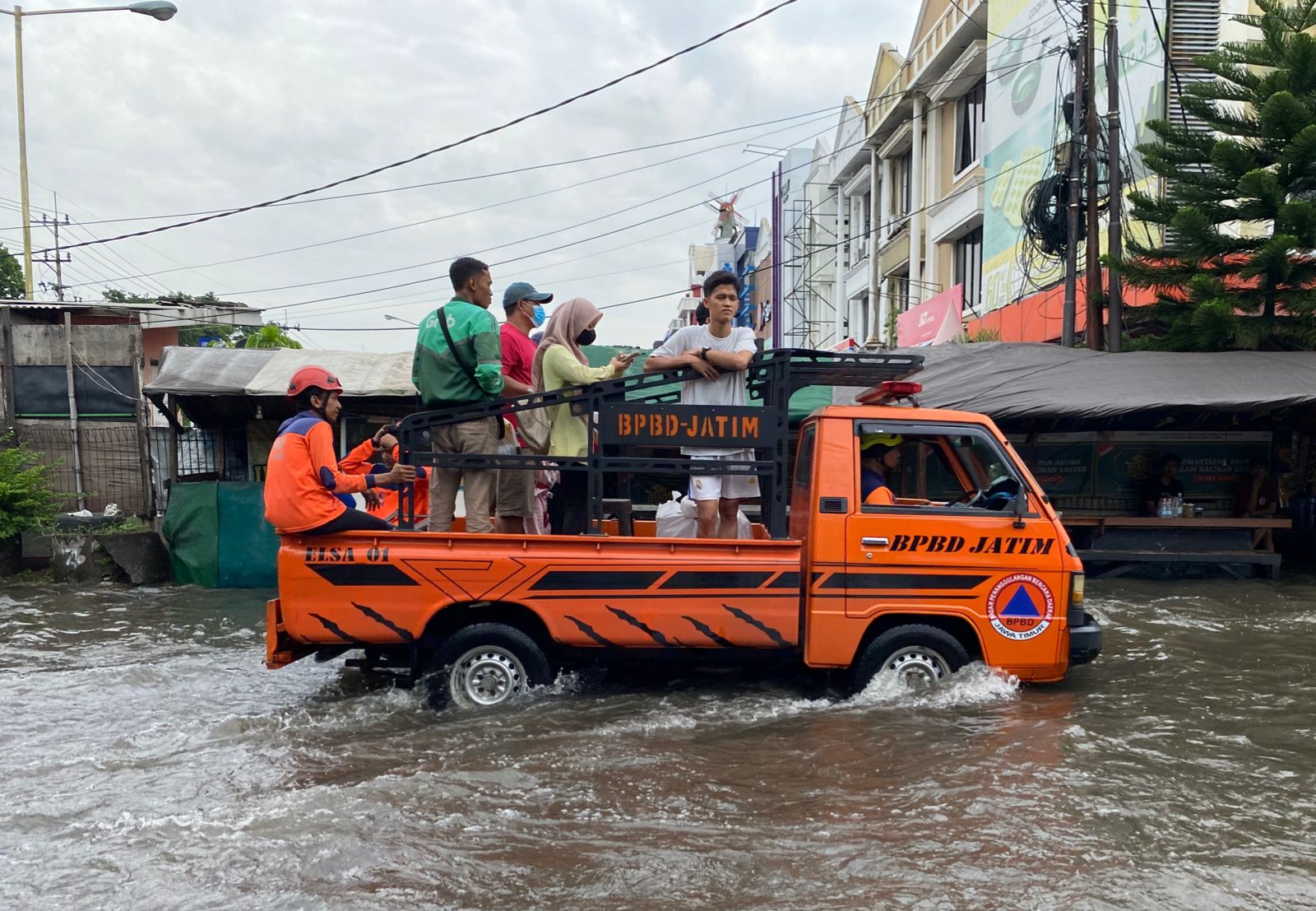 Kendaraan shuttle yang membantu mengangkut warga di kawasan Pepelegi menuju ke Jalan Raya Waru, Rabu (7/2/2024). Foto: Wildan suarasurabaya.net