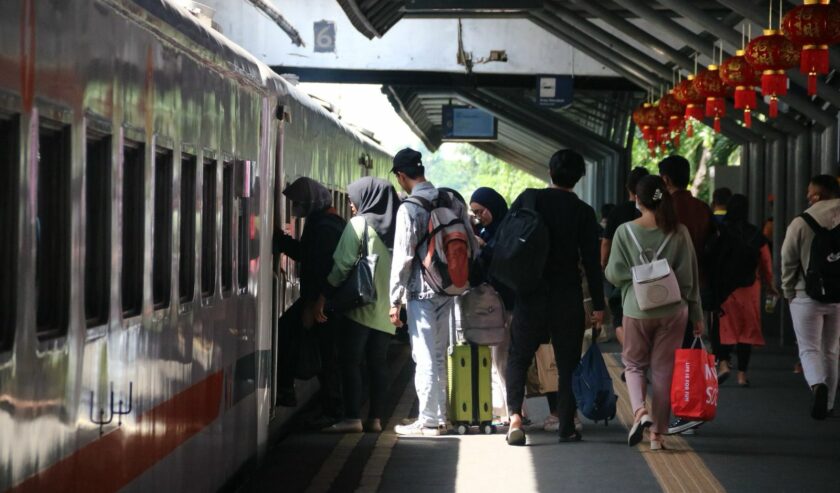 Keberangkatan penumpang dihari pertama masa libur pajang Isra’ Mi’raj hingga Imlek di Stasiun Surabaya Gubeng, Rabu (7/2/2024). Foto: Humas KAI Daop 8 Surabaya
