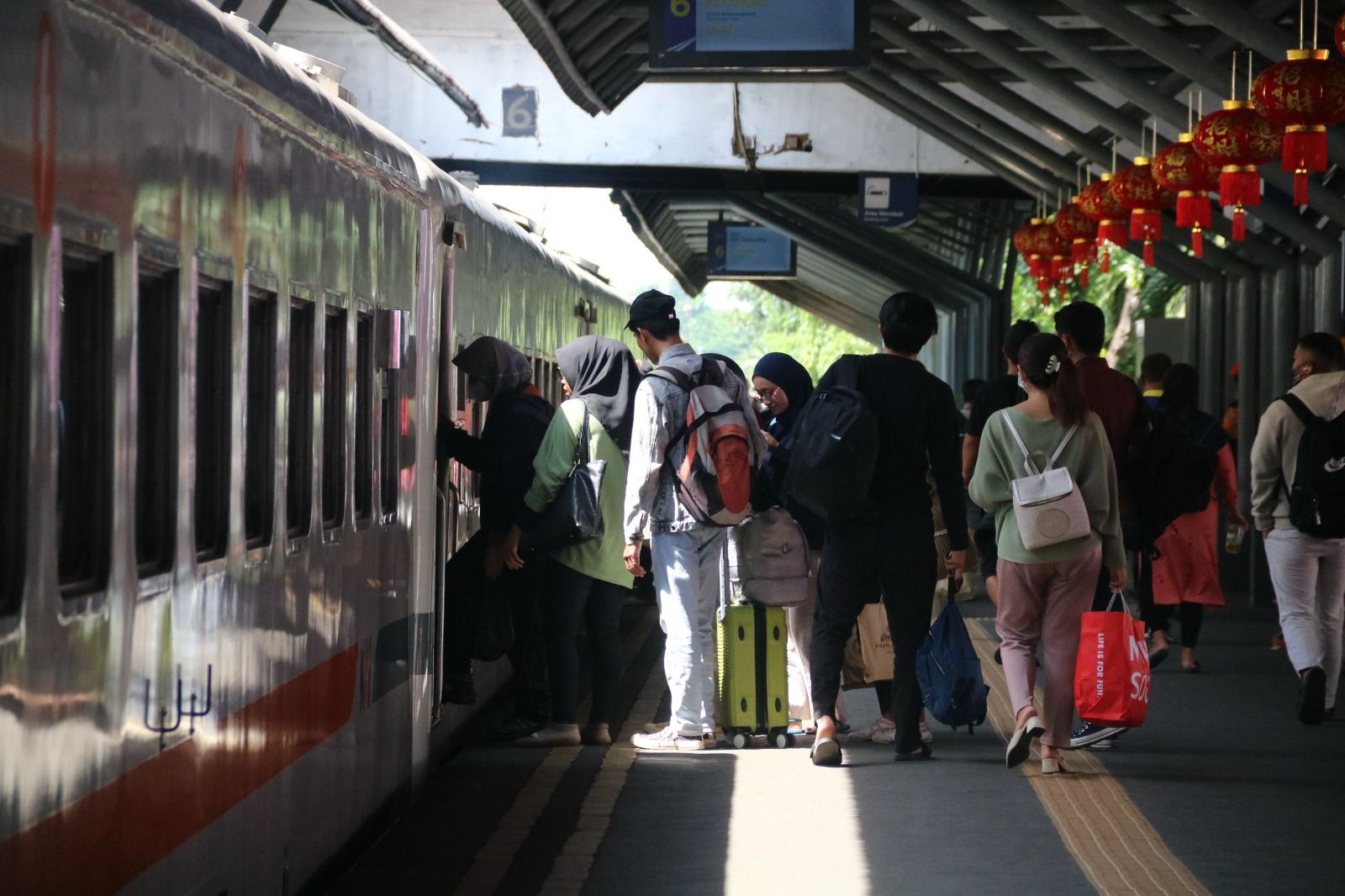 Keberangkatan penumpang dihari pertama masa libur pajang Isra’ Mi’raj hingga Imlek di Stasiun Surabaya Gubeng, Rabu (7/2/2024). Foto: Humas KAI Daop 8 Surabaya