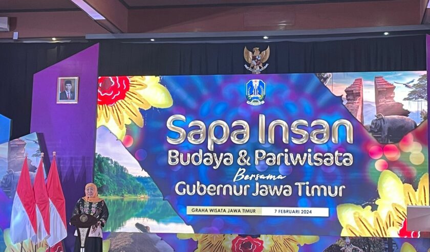 Khofifah Indar Parawansa Gubernur Jatim menyapa sekitar 1.000 seniman dan pelaku wisata di Gedung Graha Wisata, Disbudpar Jatim pada Rabu (7/2/2024) malam. Foto: Verry Firmansyah suarasurabaya.net