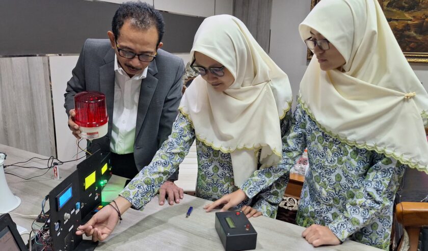 AH Thony saat menerima presentasi dua pelajar SMP pencipta alat peringatan dini kejadian di permukiman, Rabu (7/2/2024). Foto: Istimewa