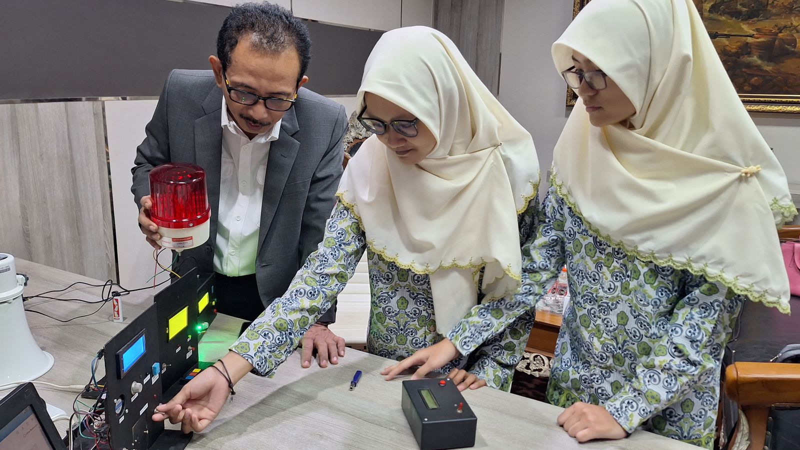 AH Thony saat menerima presentasi dua pelajar SMP pencipta alat peringatan dini kejadian di permukiman, Rabu (7/2/2024). Foto: Istimewa