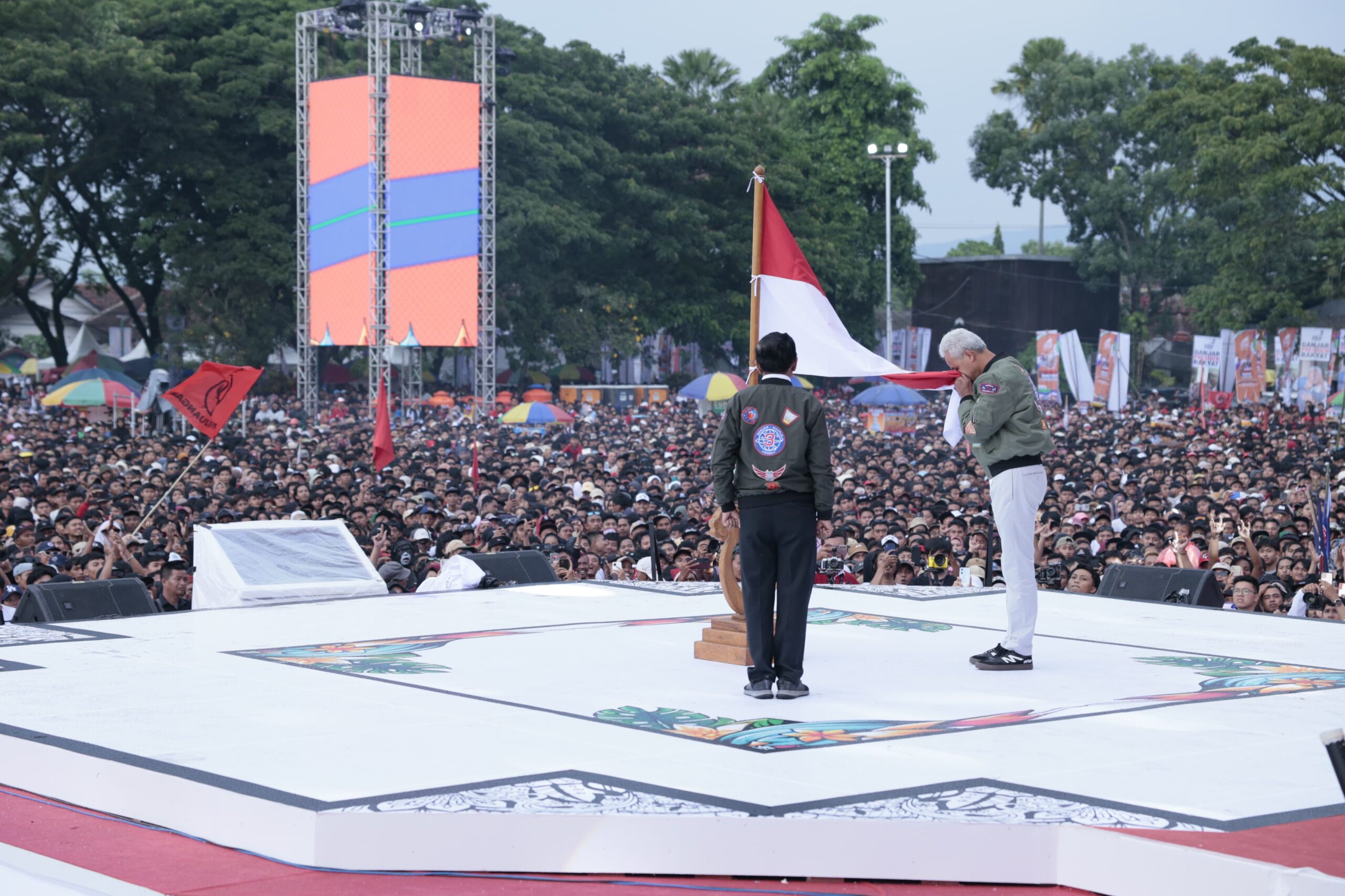 Ganjar saat Kampanye Akbar bertajuk Hajatan Rakyat di Lapangan Ruang Terbuka Hijau (RTH) Maron Genteng, Kecamatan Genteng, Kabupaten Banyuwangi, Kamis (8/2/2024). Foto: TPN Ganjar Mahfud